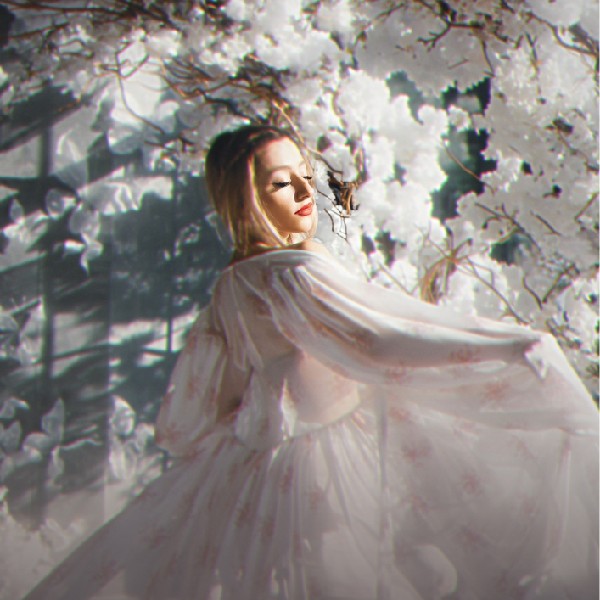 Vivienne Mort з вокальним квартетом